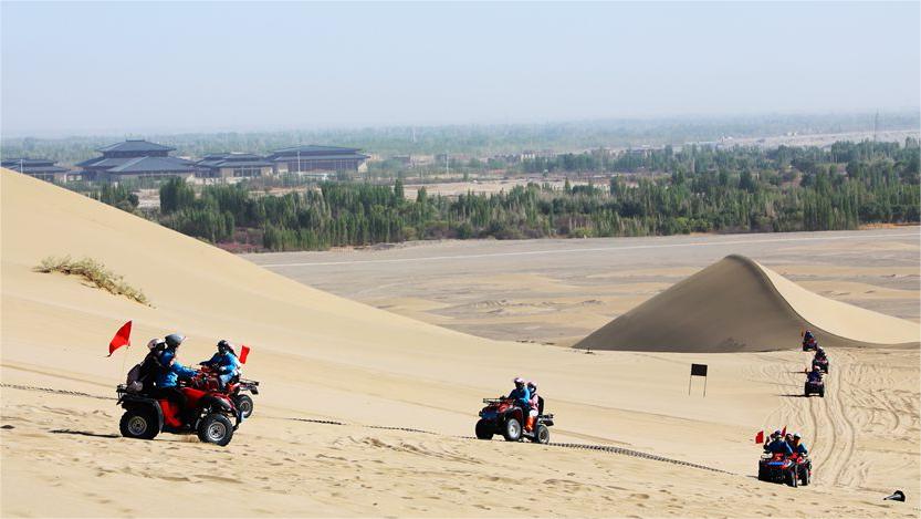 Spring scenery of NW China's Dunhuang delights visitors